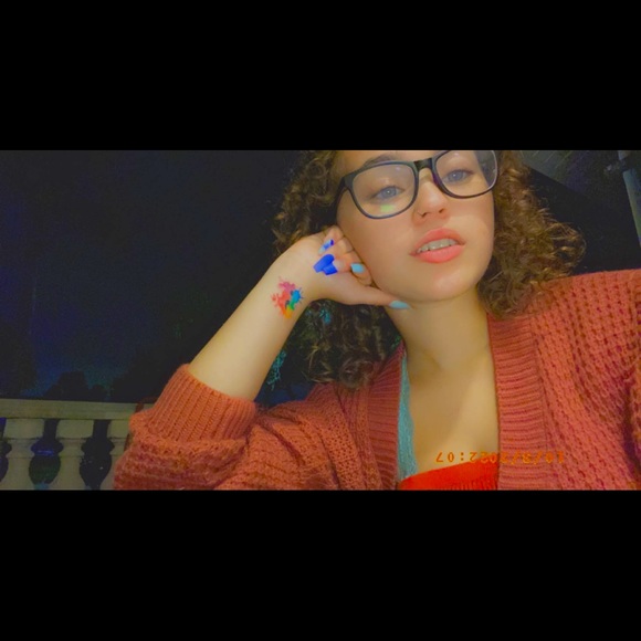 Meet the posher, Alyssa - Picture 3 of 5